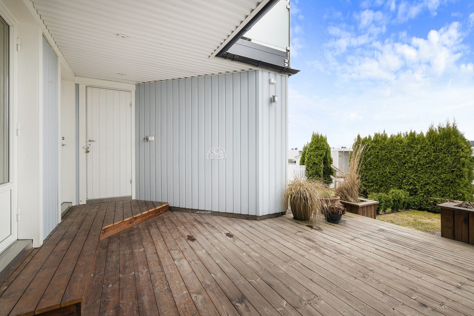 Den delvis overbygde terrassen ved inngangspartiet er på ca. 18 m² og ble bygget i 2022. Galleribilde