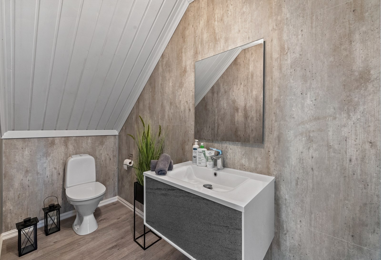Badet er innredet med det du trenger før leggetid og på morgenkvisten og har plass til ytterligere baderomsmøblement Galleribilde
