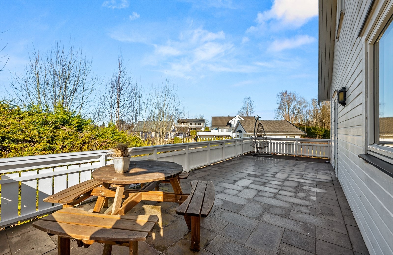 Her er det god plass til flere sittegrupper, grill og plantekasser, alt du måtte ønske Galleribilde