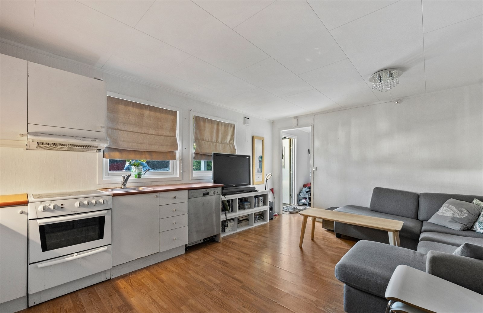 Vinduene fra stuen og soverommet vender mot gårdsplassen og nordøst, som holder leiligheten behagelig i temperatur på de varmeste solskinnsdagene Galleribilde