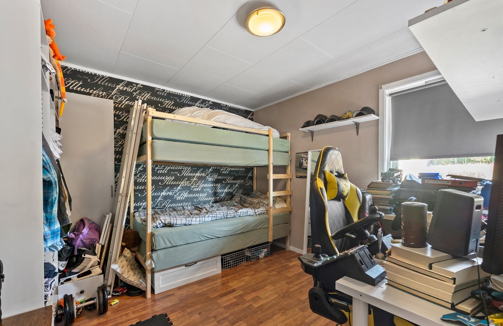 Soverommet er av god størrelse med plass til dobbeltseng, garderobemøblement og eventuelt kontorløsning. Herfra er det adkomst til innvendig bod. Galleribilde