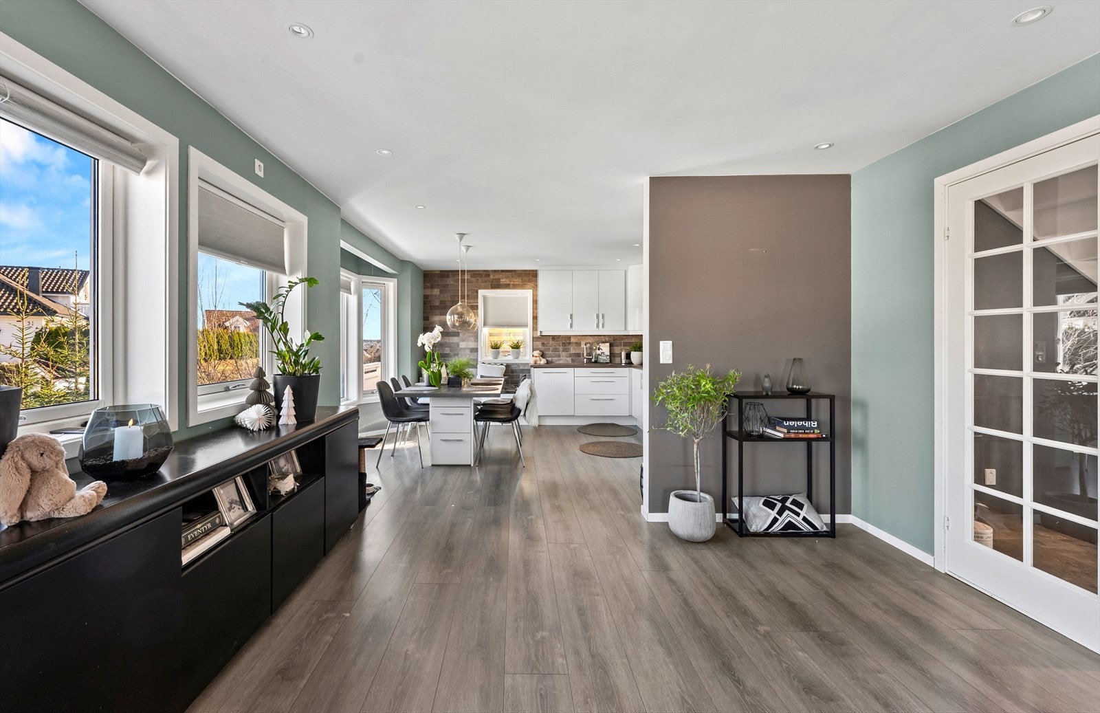Videre innenfor inngangspartiet finner du den åpne kjøkken- og stueløsningen Galleribilde