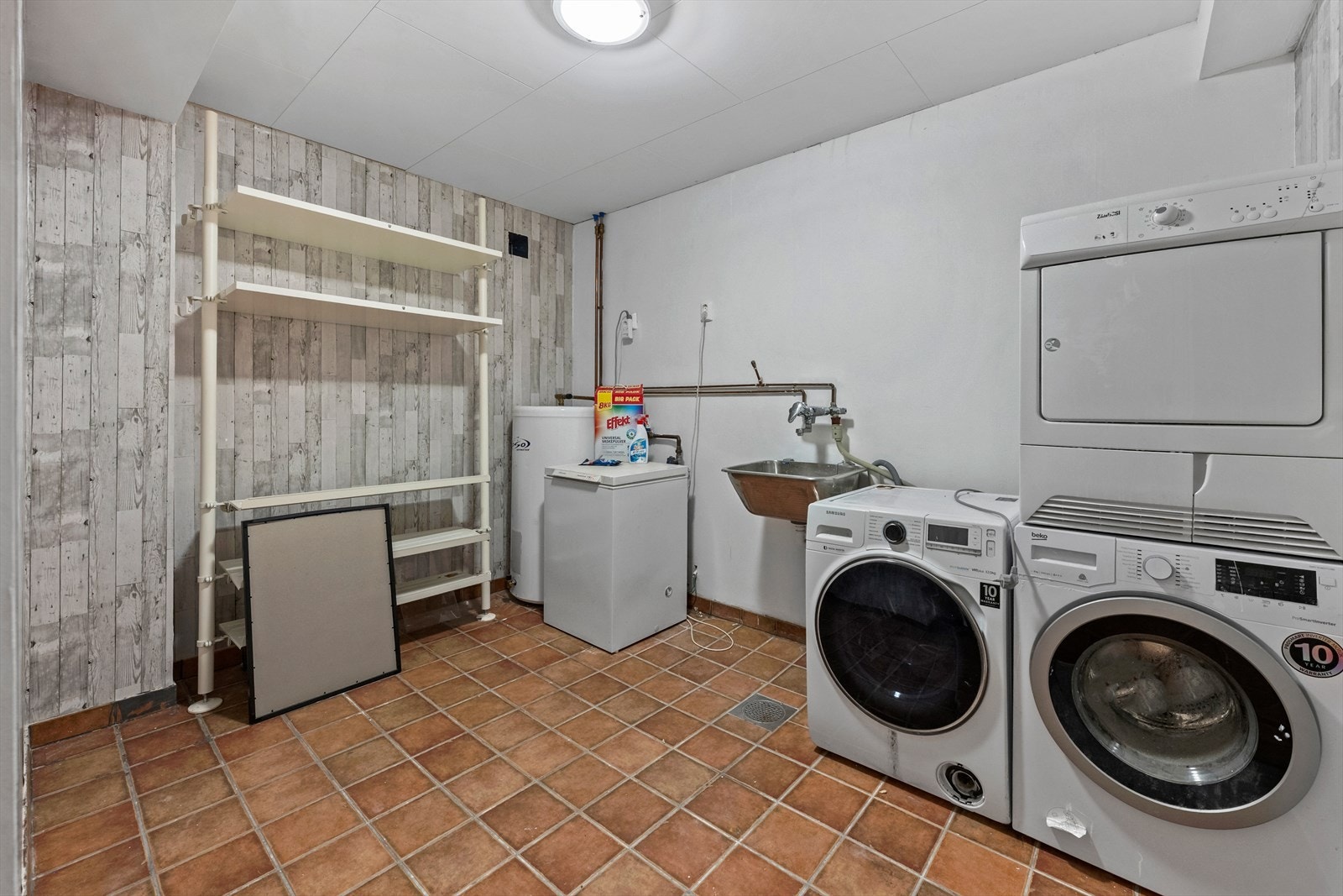 Det er i tillegg et romslig vaskerom med plass til vaskemaskin og tørketrommel og mengder med lagringsplass. Galleribilde