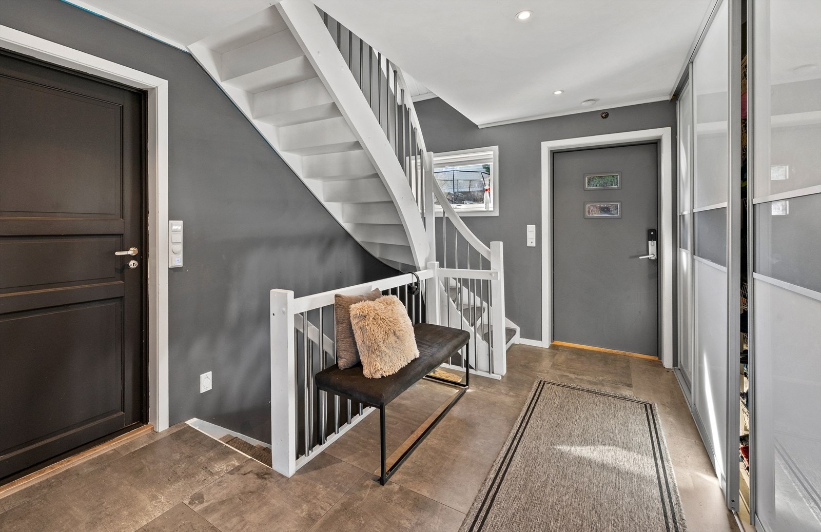 Her er det god plass til lagring i en romslig skyvedørsgarderobe! Galleribilde
