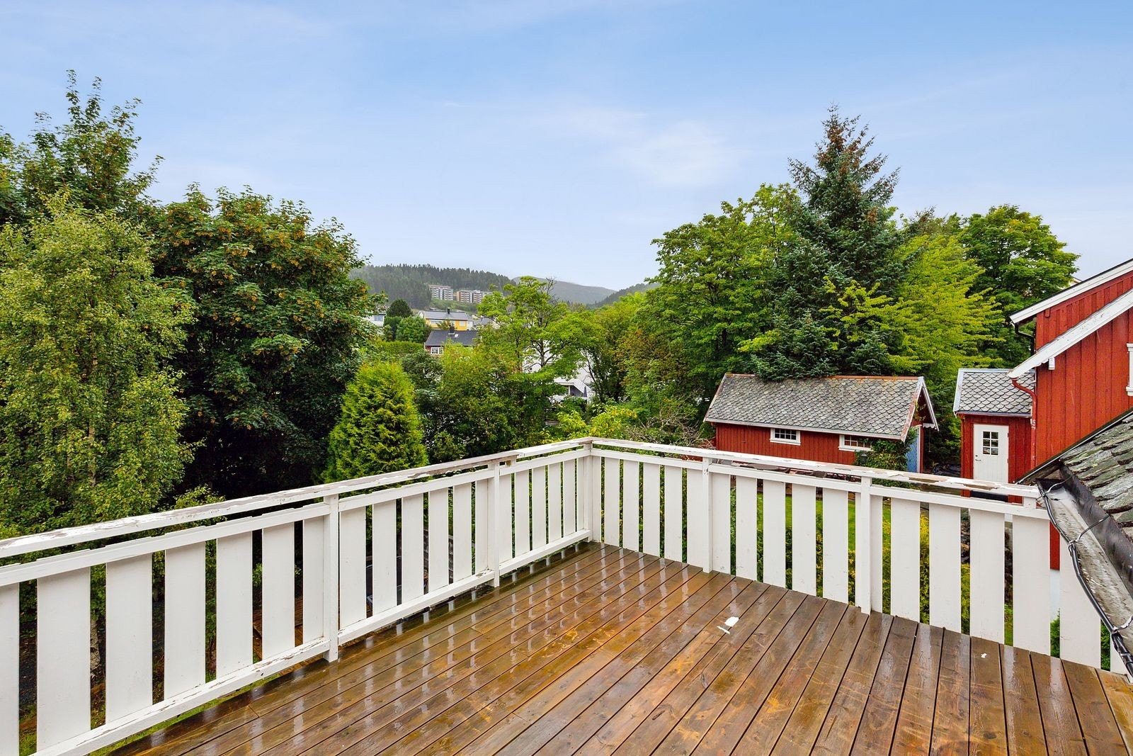 Fra kjøkkenet i 2. etasje er det utgang til en stor og solrik terrasse. Galleribilde