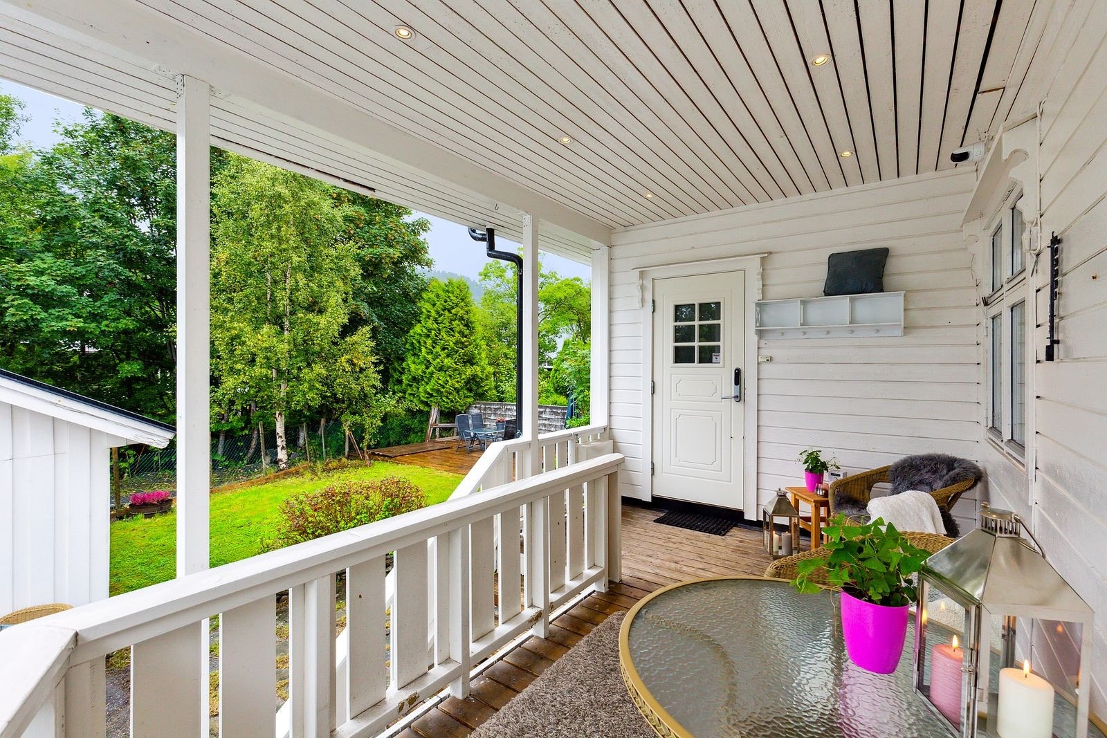 Fin veranda - Her er det er plass til en hyggelig hagegruppe. Galleribilde