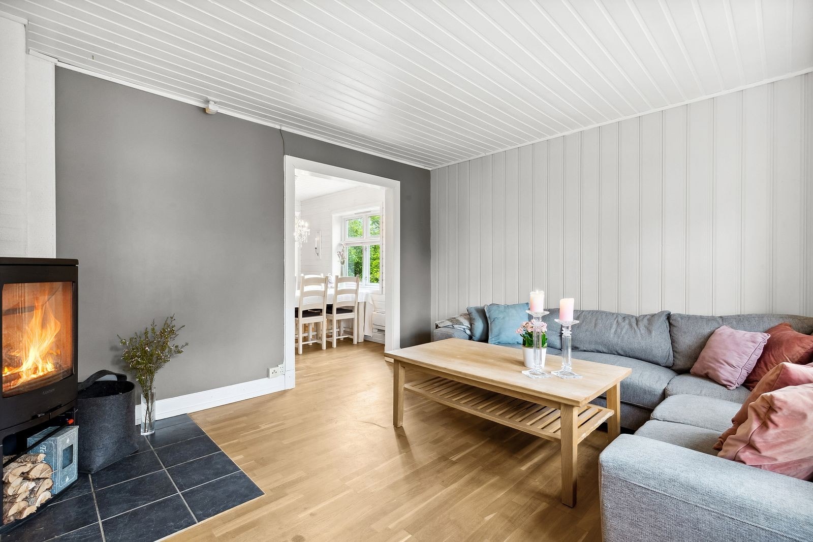 Romslig og lys stue med god plass til en sofagruppe, godstoler og tilhørende møblement. Galleribilde