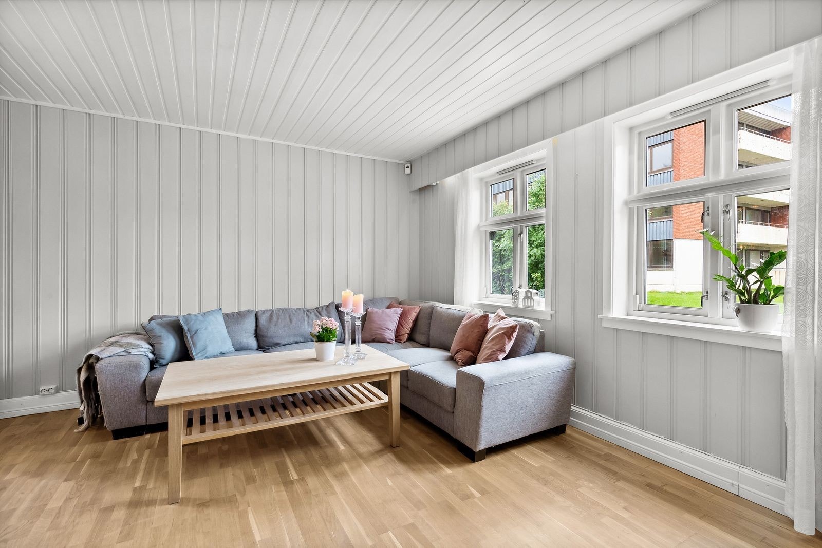 De store vinduene slipper inn rikelig med naturlig dagslys. Galleribilde