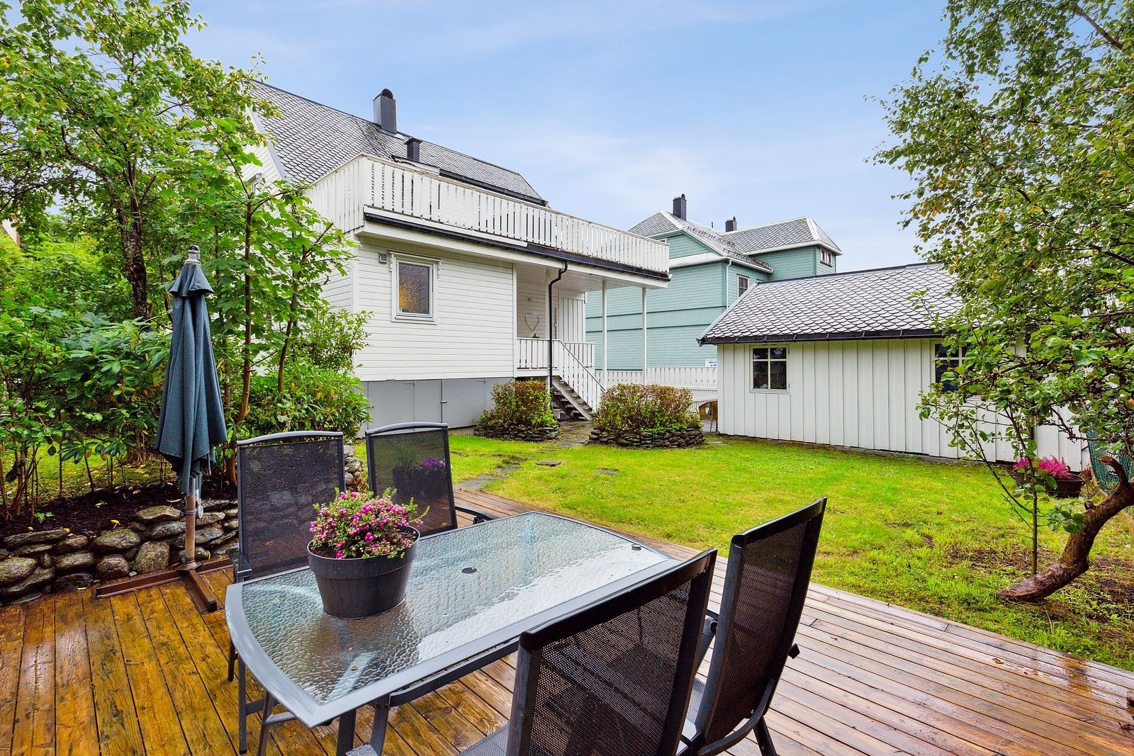 Markterrasse med levegg i ubehandlet blokkstein mot nabo. Galleribilde