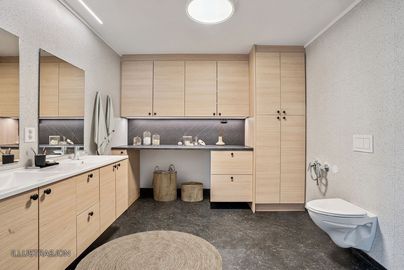 Leiligheten kan skilte med et romslig bad som har godt med skap- og benkeplass. Det er rom for vaskemaskin og tørketrommel under benken. Galleribilde