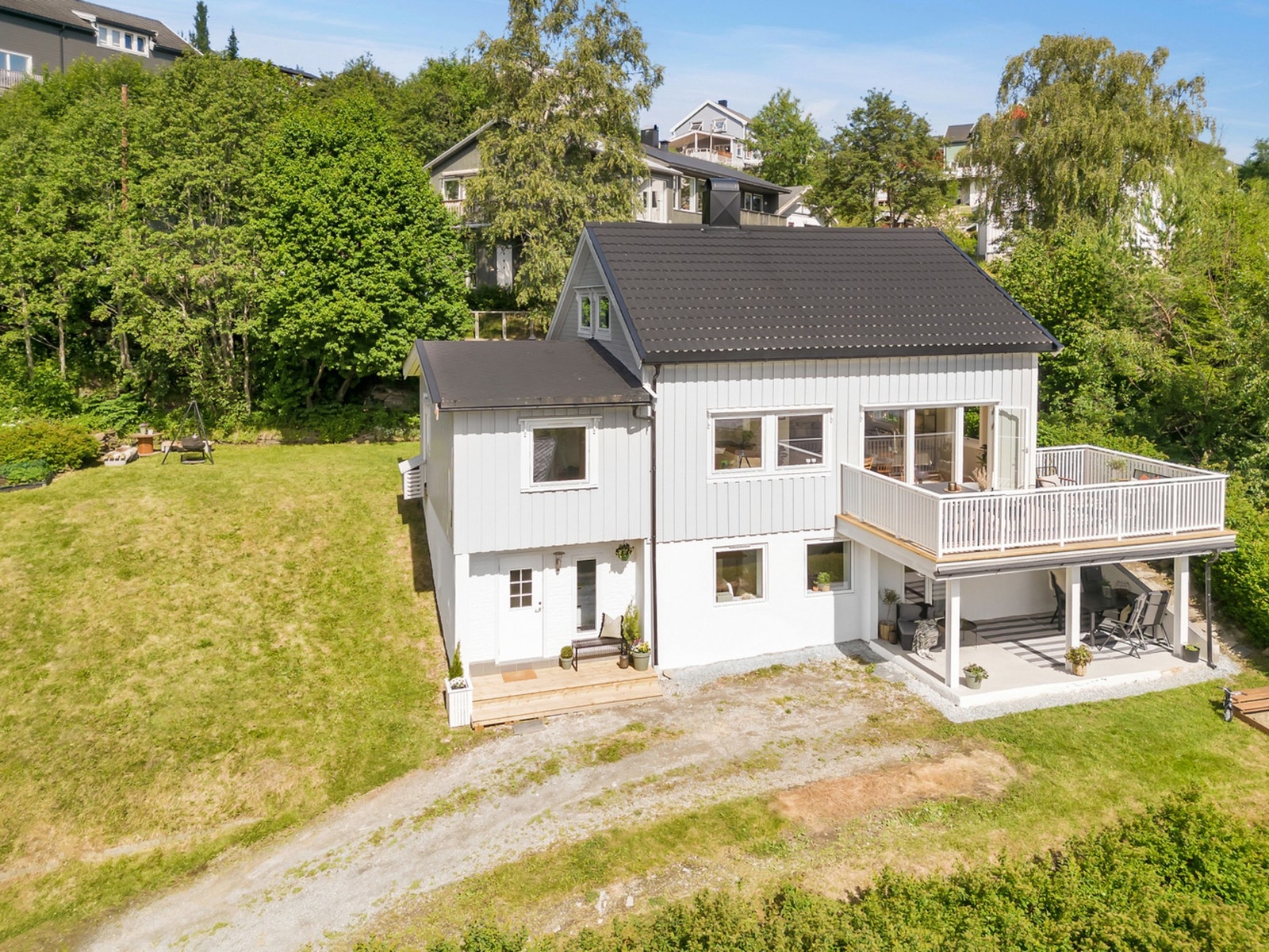 Boliger er over 3 plan, og har utleiedel i sokkel. Galleribilde