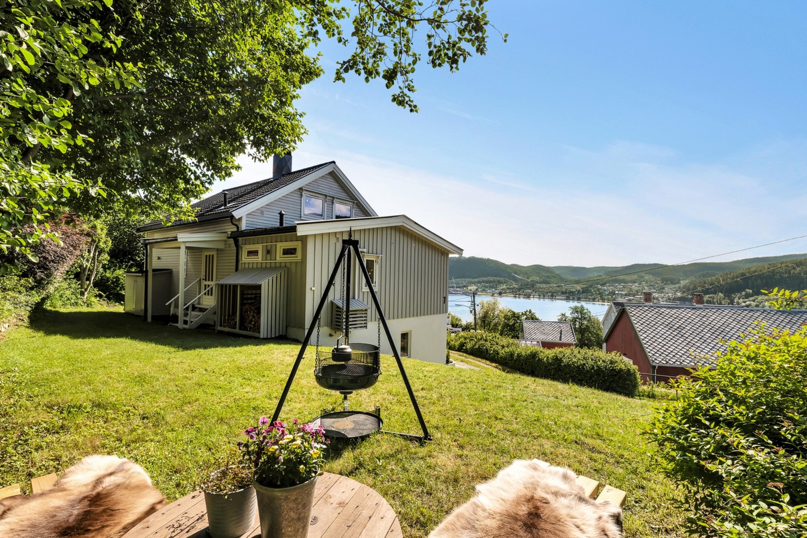 Pent opparbeidet hage. Fra hagen har du vakker utsikt. Galleribilde