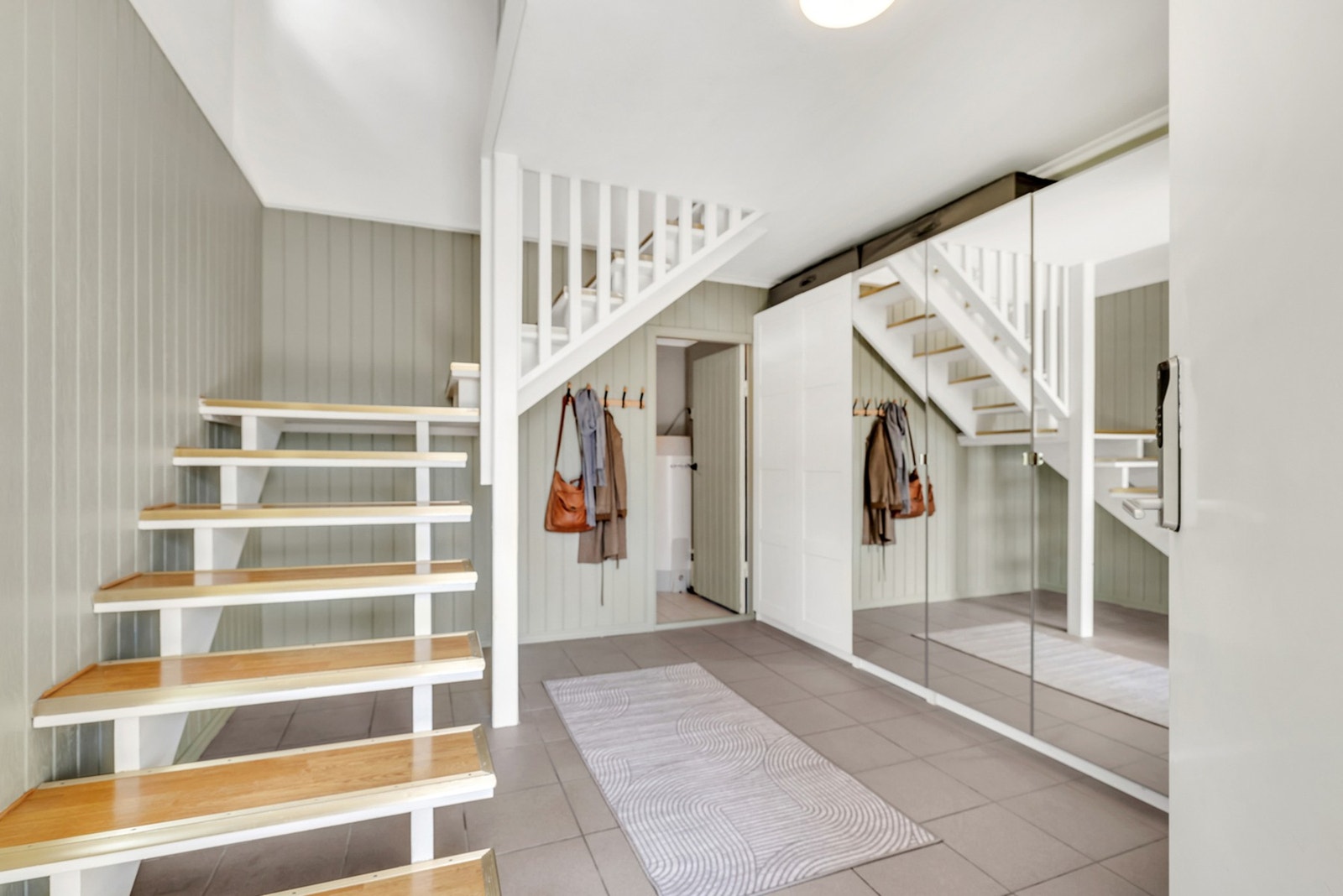 Romslig gang med stor skyvedørsgarderobe. Galleribilde