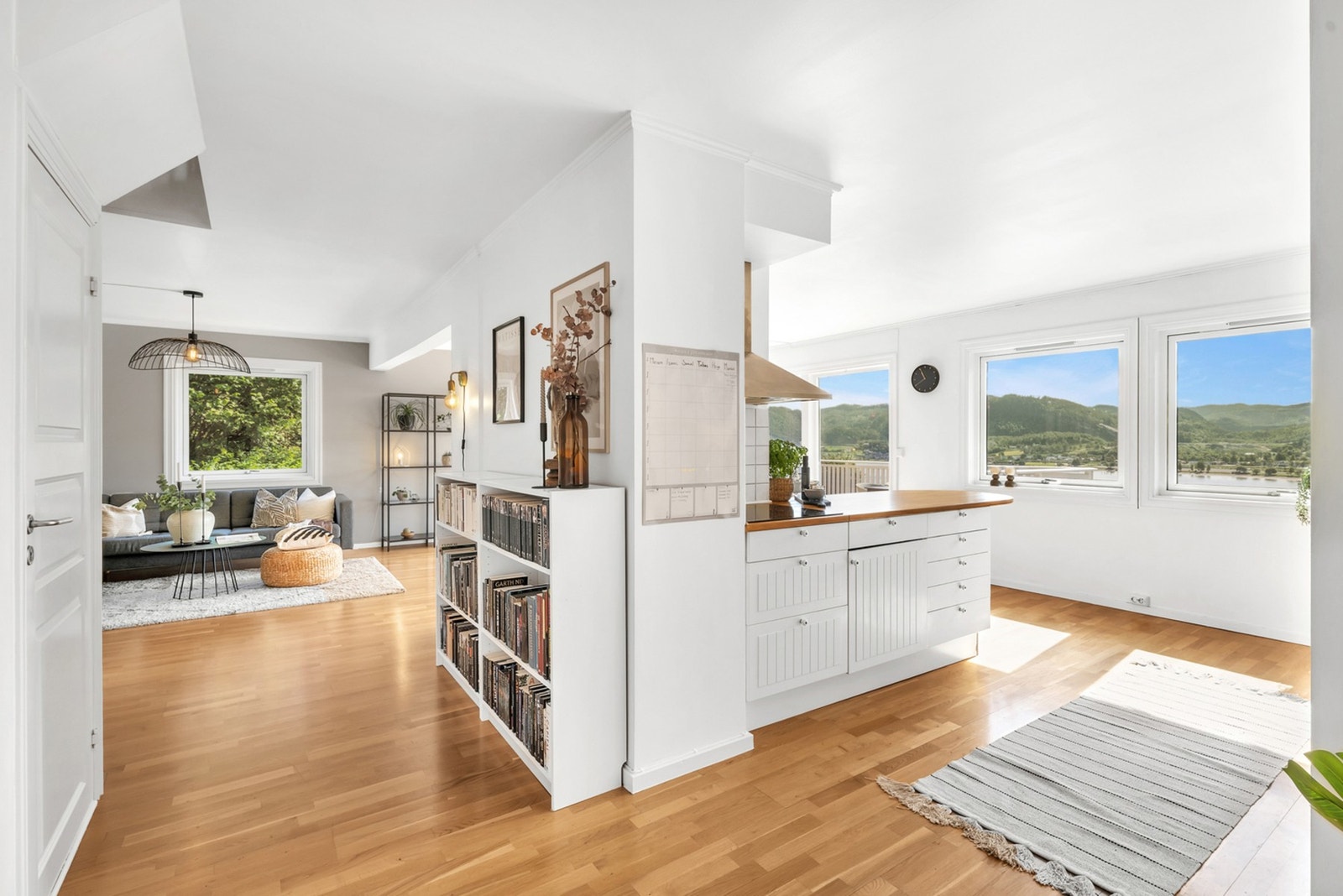 Store vindusoverflater som gir rommen rikelig med naturlig lysinnslipp. Galleribilde