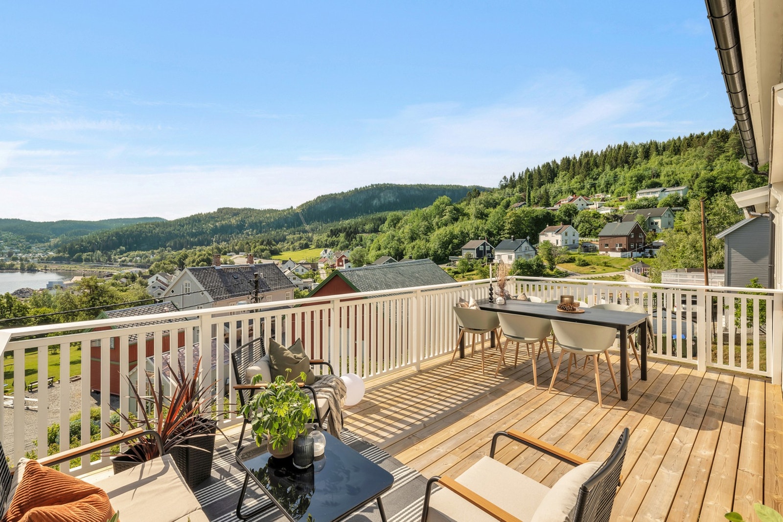 Fra stuen har du utgang til veranda. Galleribilde
