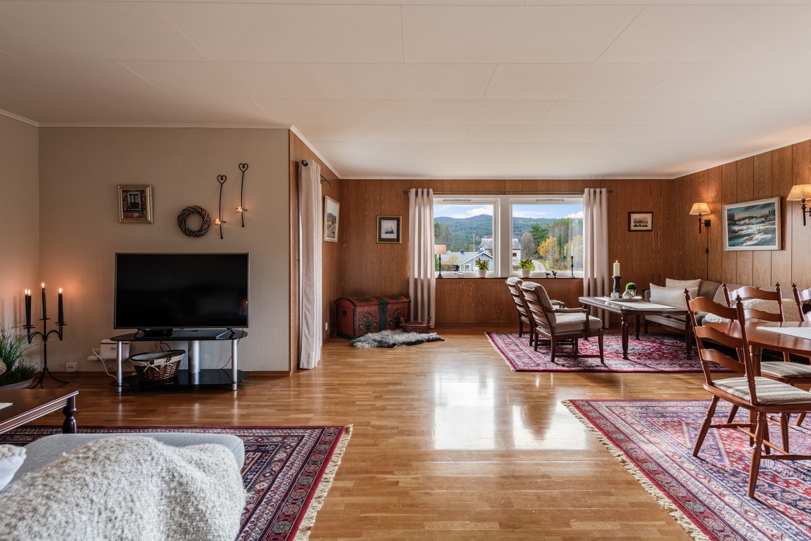Stor og åpen stue/spisestue Galleribilde