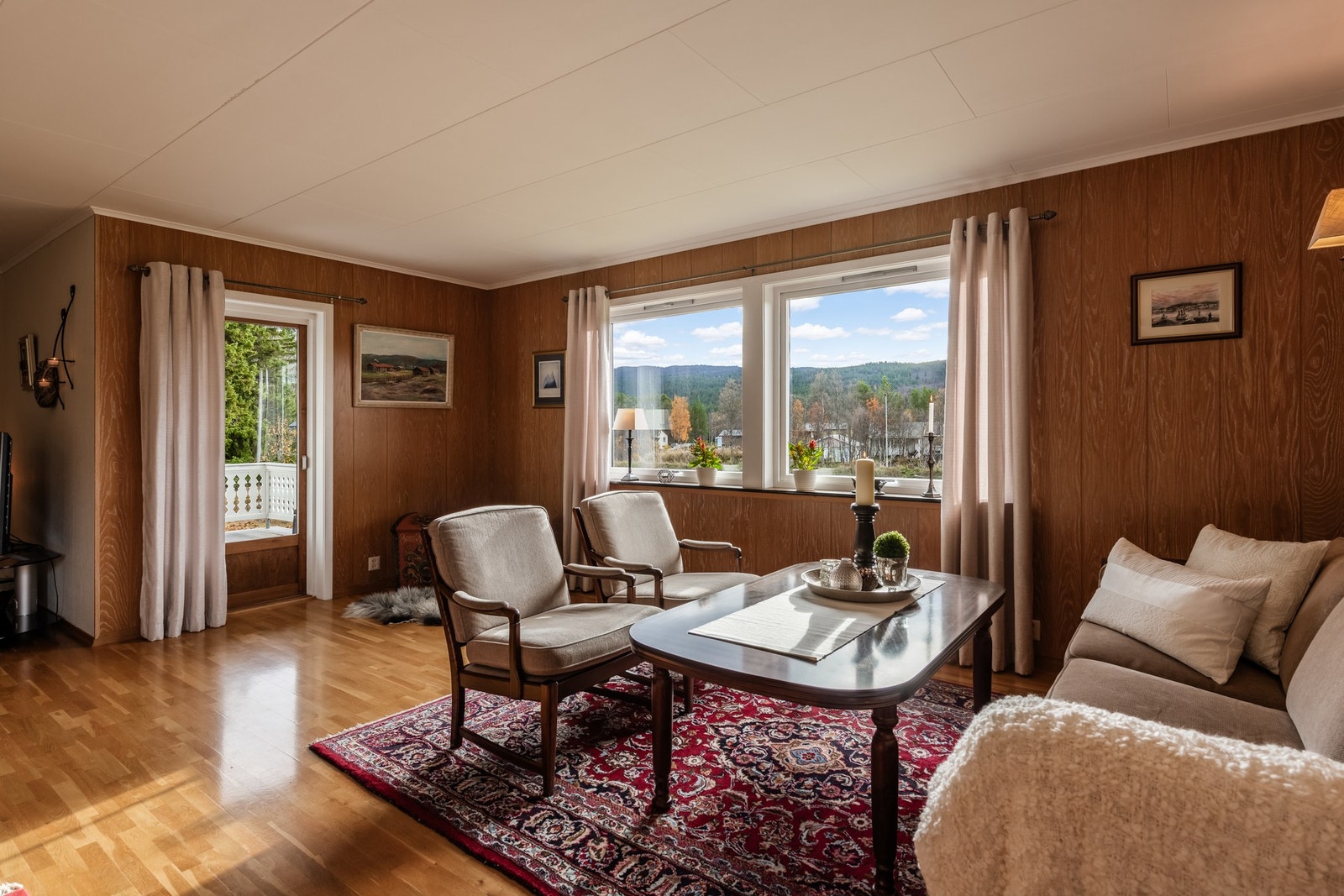 Fra stuen er det utgang til solfylt terrasse Galleribilde