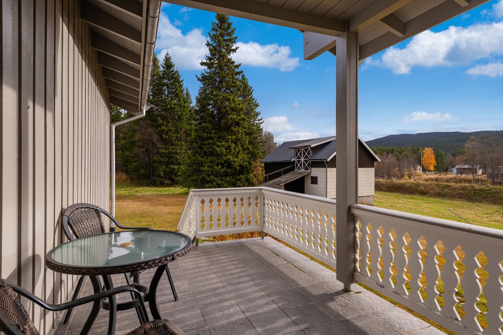 Hyggelig terrasse med plass til liten sittegruppe, samt separat trapp til hagen/uteområdet Galleribilde