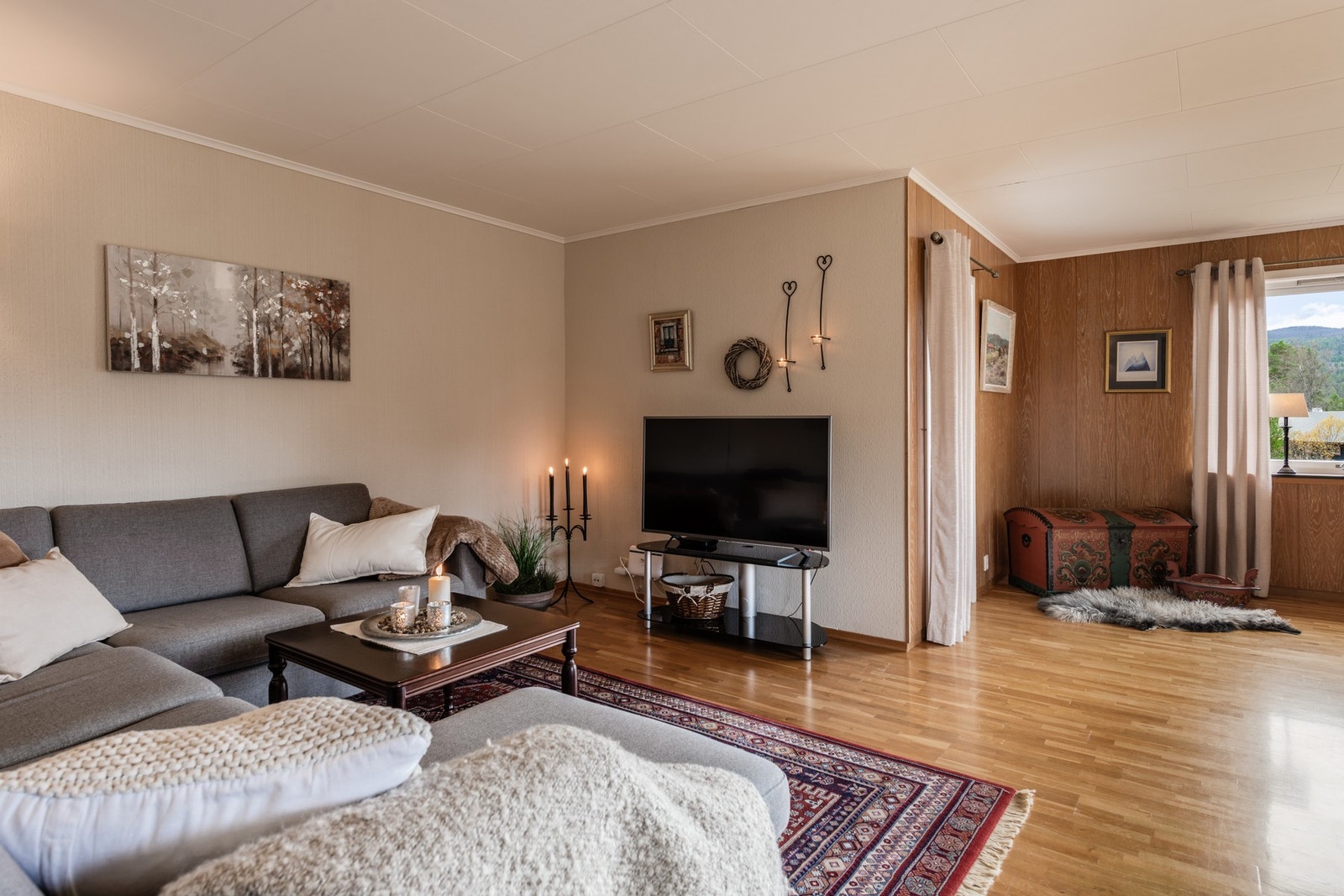 Kontrastene i farge på veggene gir stuen dypde Galleribilde