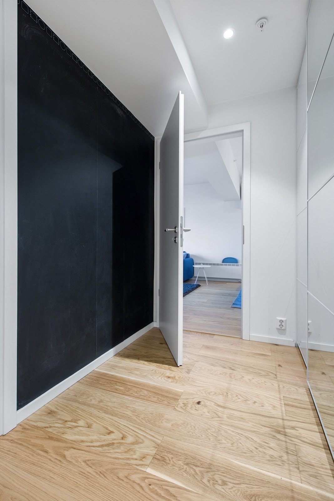 Hall med skyvedørsgarderobe. Galleribilde