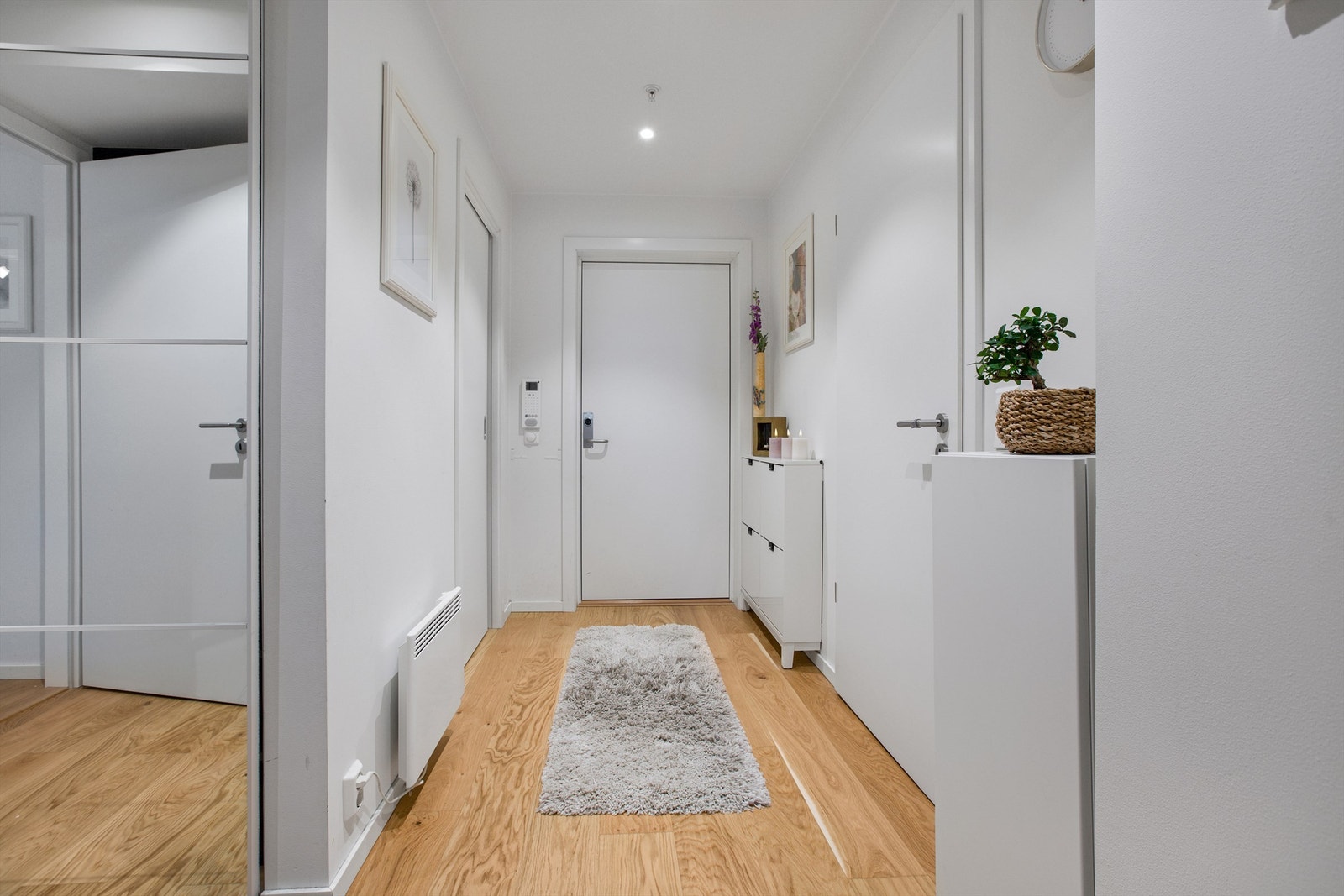 Entré med adkomst til stor innvendig bod. Galleribilde