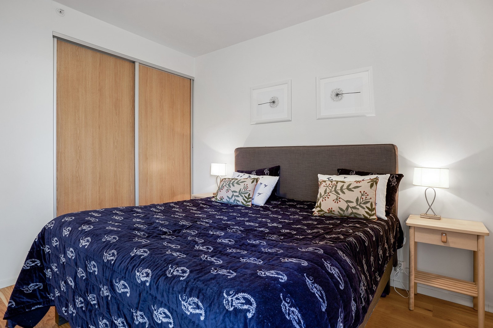 Stort hovedsoverom med skyvedørsgarderobe. Galleribilde