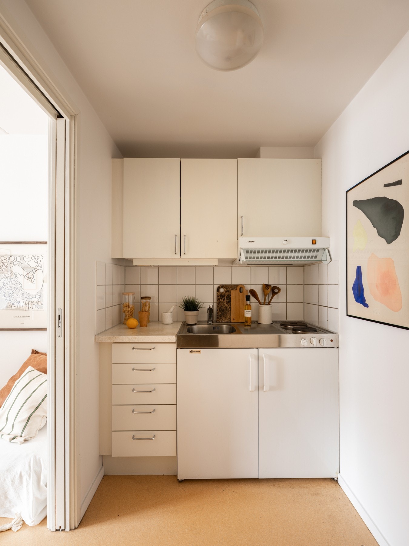 Foliert glatt kjøkkeninnredning med laminat benkeplate, stålplate og stålkum med armatur. Galleribilde
