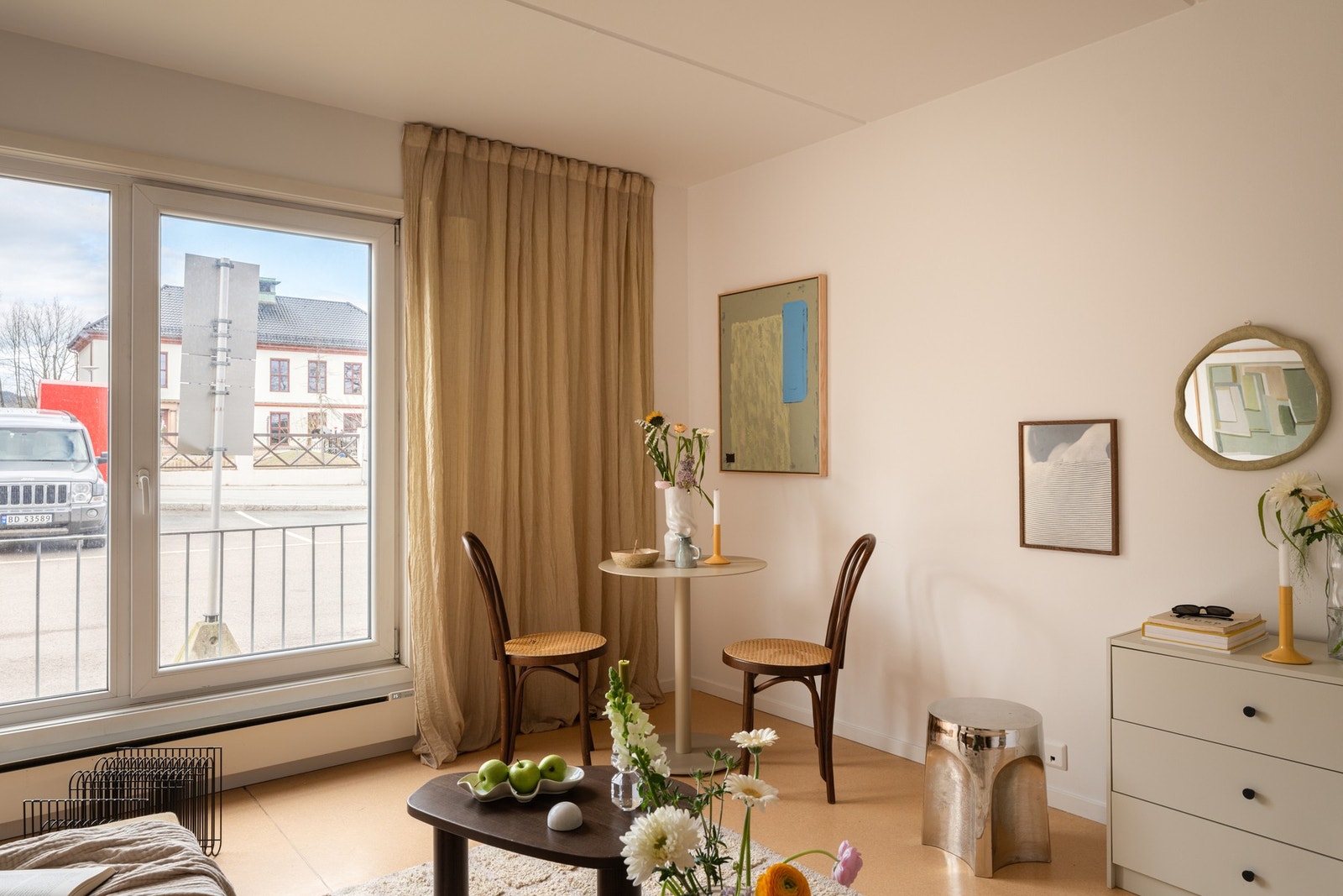 Det er fransk balkong med stor vindusflate som gir mye dagslys inn i leiligheten. Galleribilde