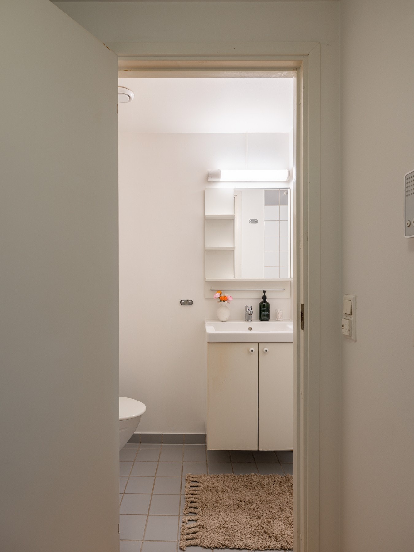 Lyst og delvis flislagt bad/wc. Galleribilde