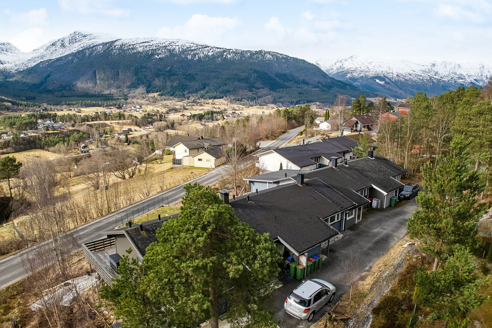 Frå bustaden er det gang- og sykkelavstand til både barnehage, skule og alle sentrumsfasilitetar. Galleribilde