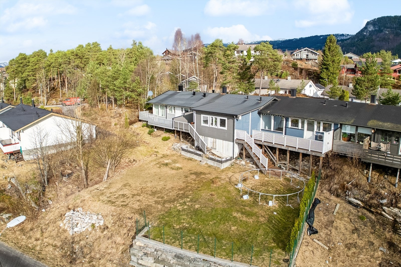 Bustaden ligg i eit etablert og godt nabolag. Galleribilde