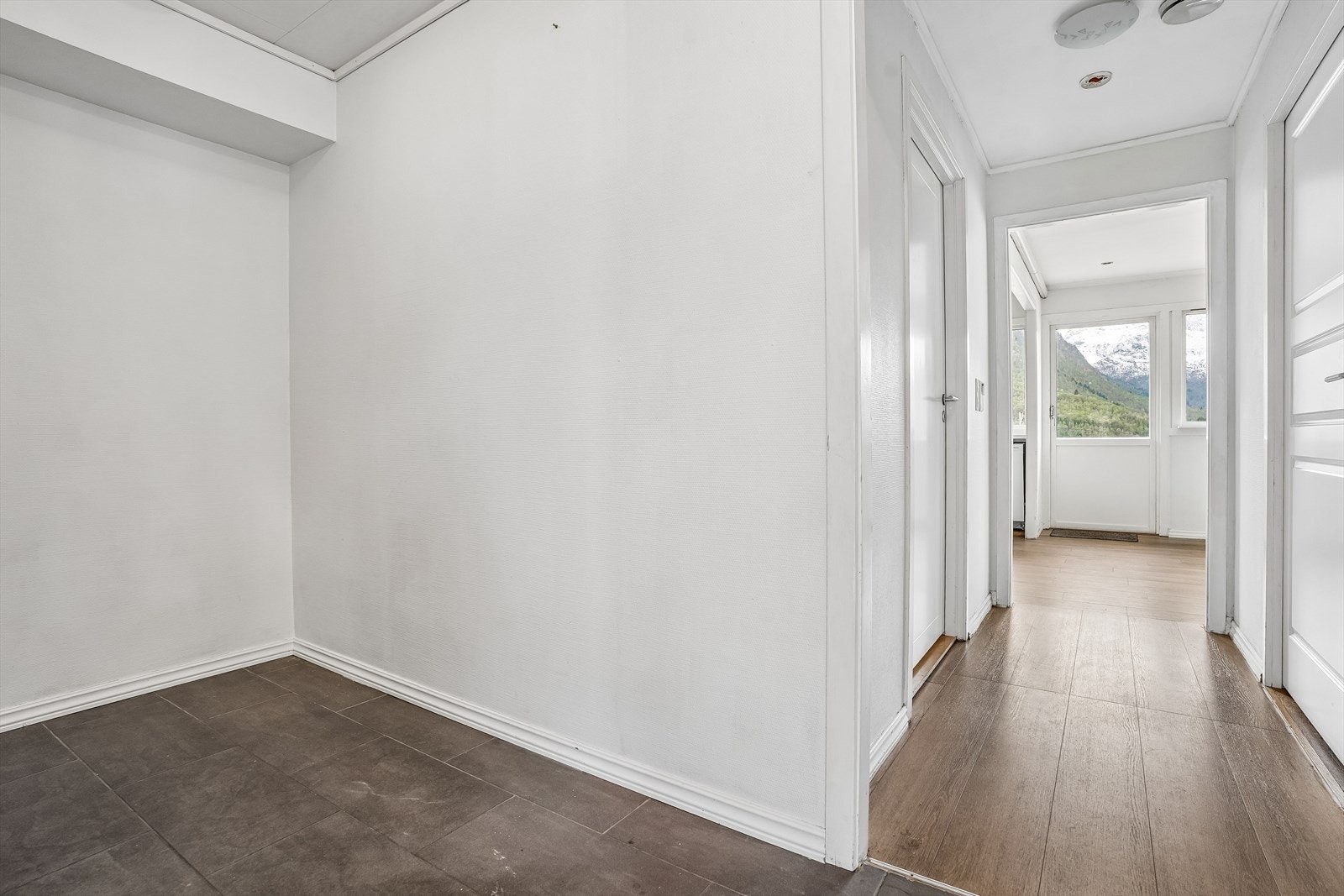 Entré med flislagt golv gjere det lettvint med kle og sko i alle sesongar. Galleribilde