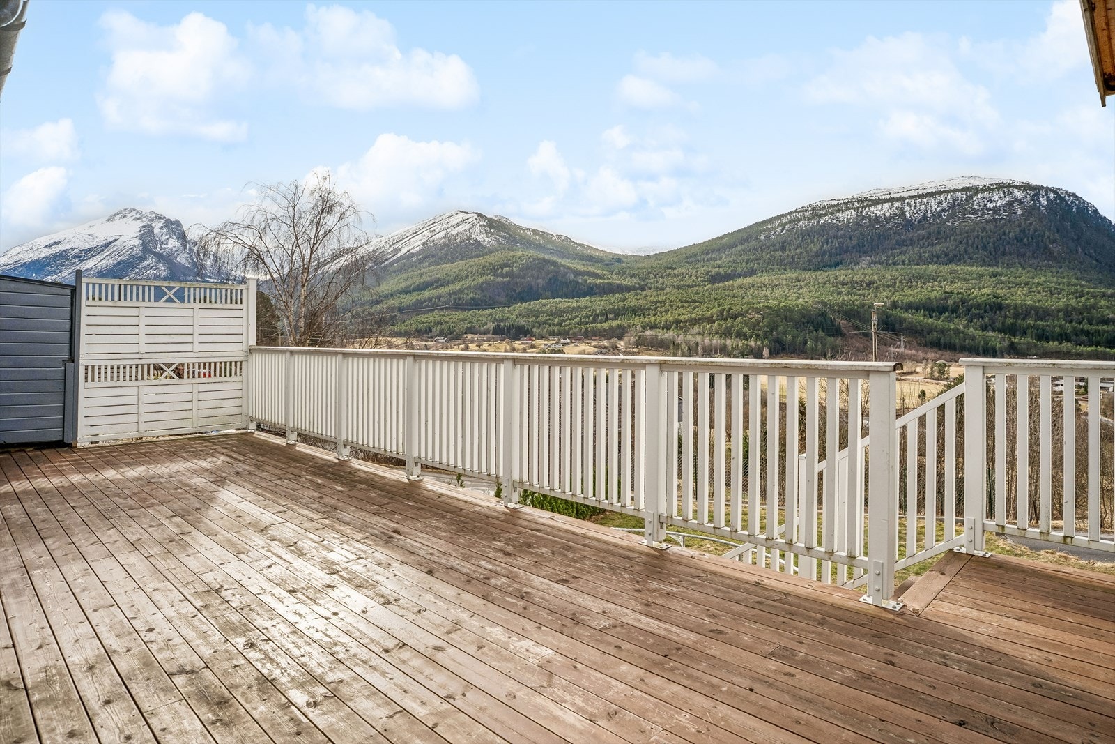 Her finn du eit meget praktisk og godt rekkehus med alt på ei flate. Romsleg terrasse på 33kvm med flott utsikt mot fjellheimen får du også! Galleribilde