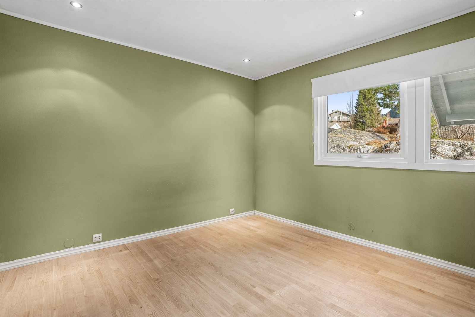 Hovudsoverommet har parkett på golvet og god plass til dobbeltseng. Galleribilde