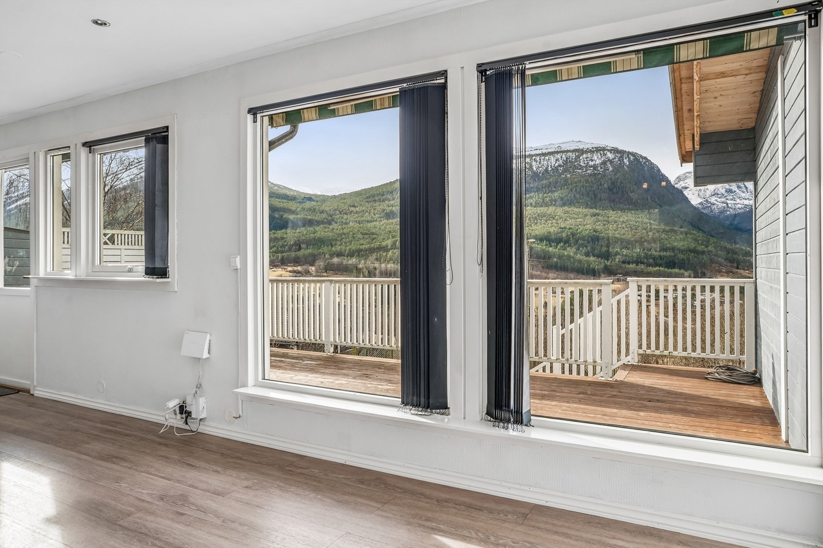 Store vindauge gjev deg mykje lys inn i rommet, og rammar inn den fine utsikta. Galleribilde