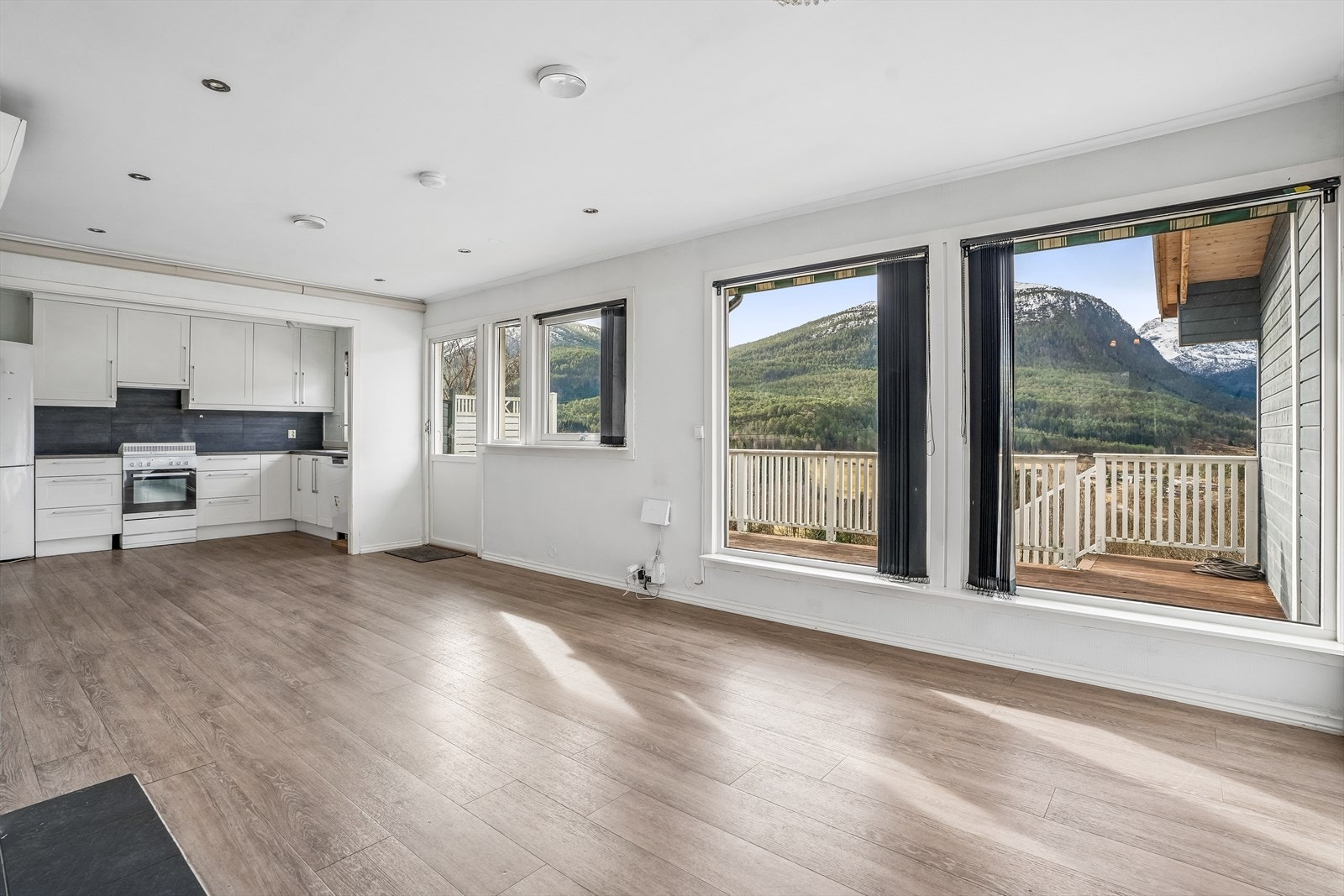 Søråsen 30 presentert av EiendomsMegler1 Nordfjord ved Sissel Halnes.
(Foto: Efkt, Svein Olav Humberset) Galleribilde