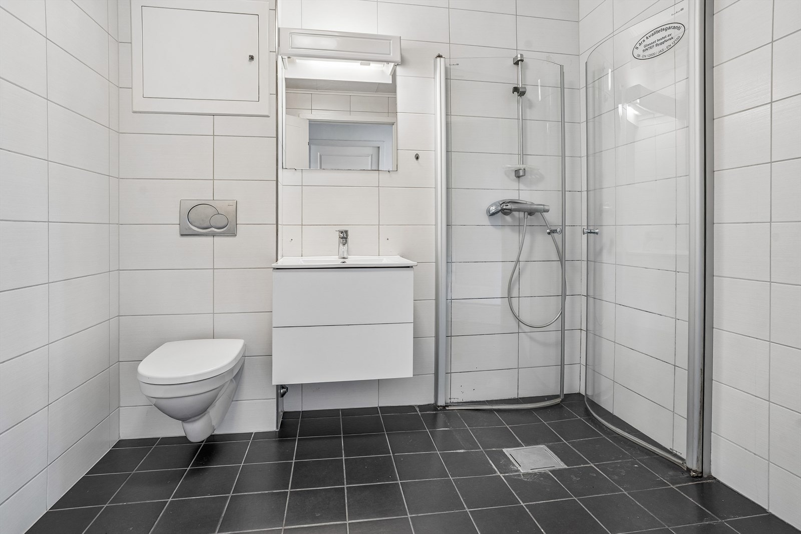 Badet vart pussa opp i 2012 og har flislagt golv med elektriske varmekablar. Det er dusj på golv med infellbare glasdører, servantinnreiing med skuffer og vegghengt toalett. Det er også opplegg for vaskemaskin. Galleribilde