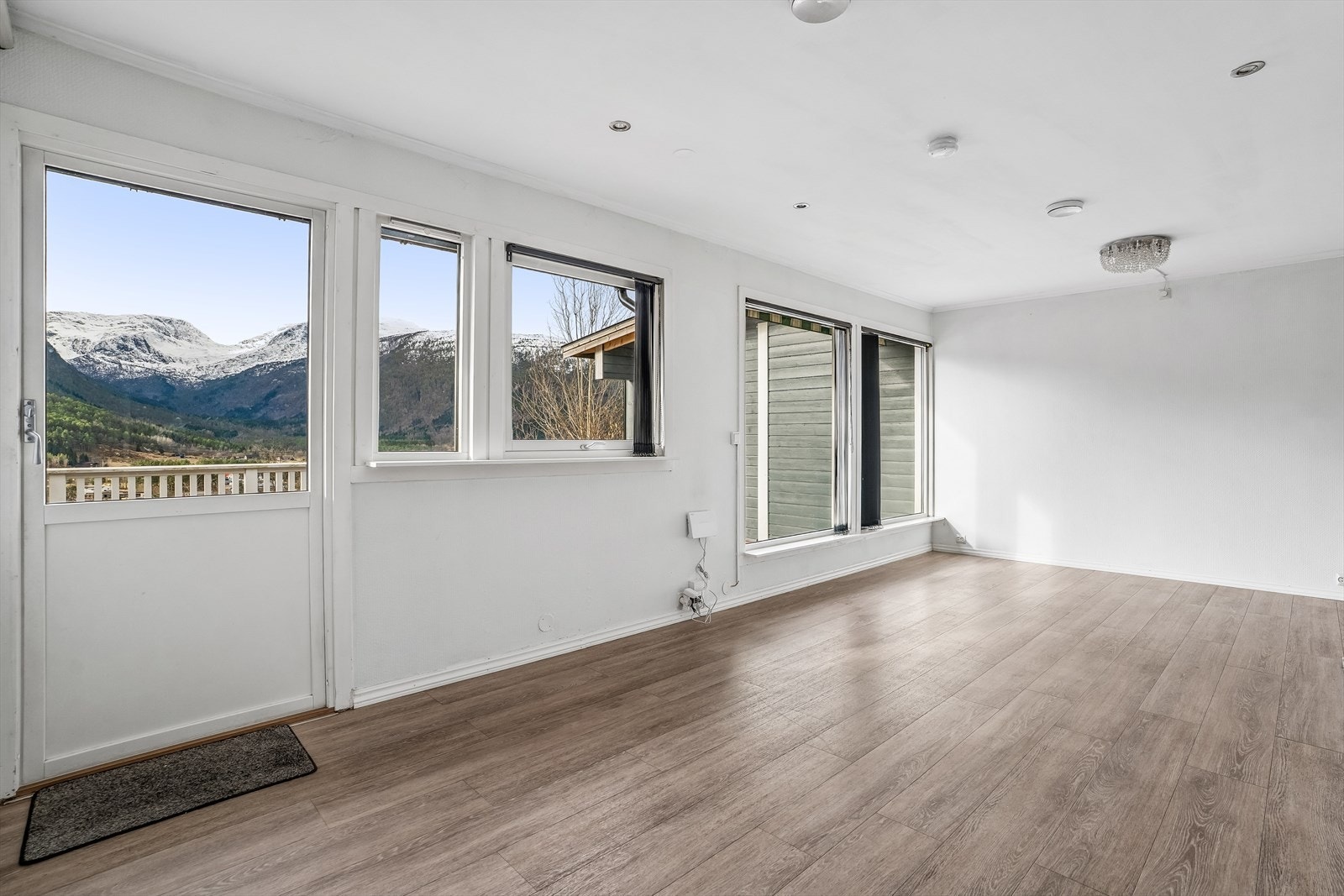 Vidare innover kjem du til ei lys og trivelig stove med fleire vindaugsflater og balkongdør ut til stor terrasse. Klikkvinylgolv i stova vart lagt i 2019. Galleribilde