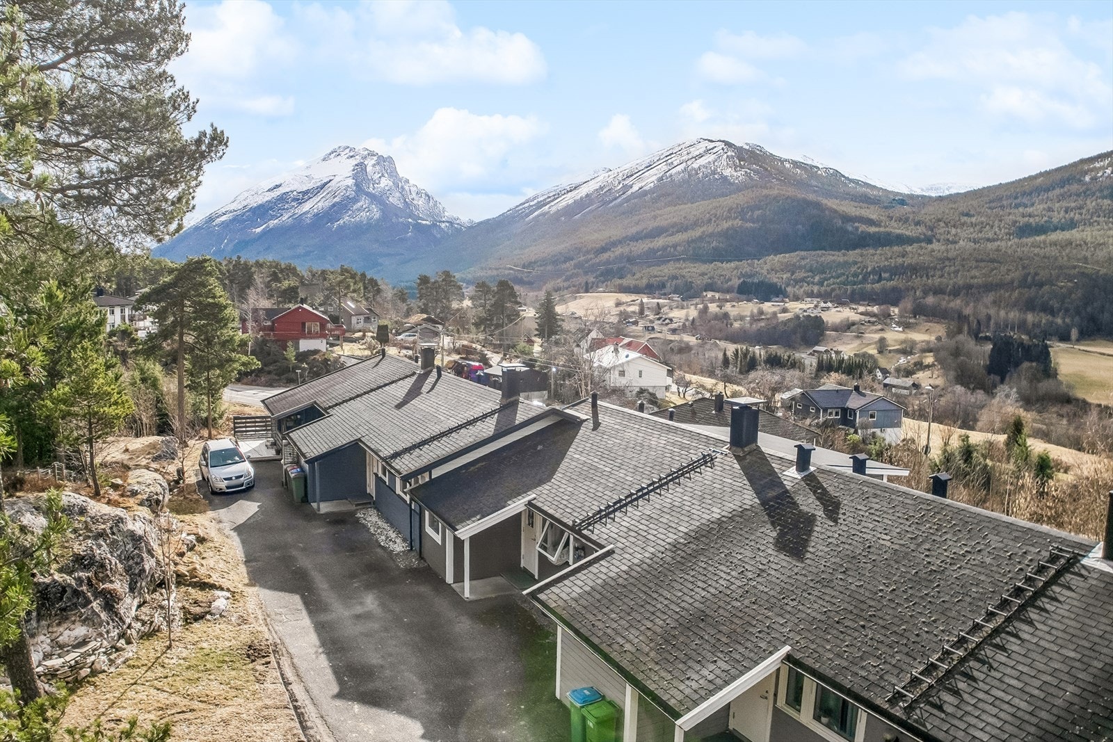Her bur du høgt og fritt med utsyn over Sandane og dei omliggande fjella. Galleribilde