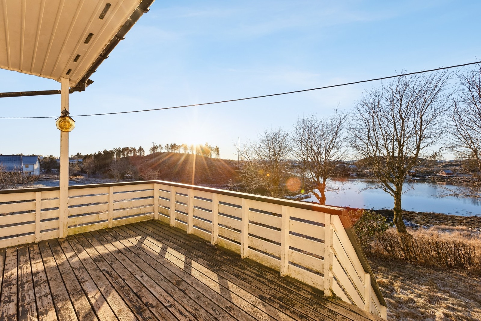 Eneboligen ligger i rolige og landlige omgivelser i Hamarvik i Frøya kommune. Området oppleves som fredelig og idyllisk, samtidig som man har kort vei til nødvendige tilbud i hverdagen. Galleribilde