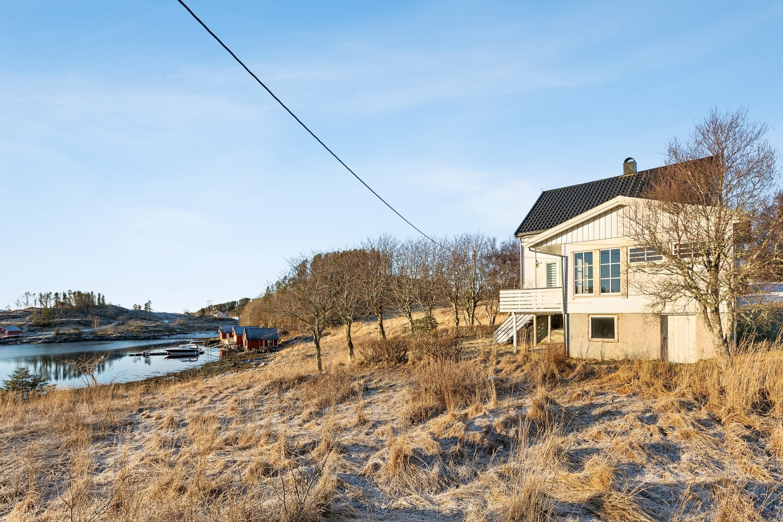 Boligen har flotte uteområder og en vakker utsikt over sjøen. Galleribilde