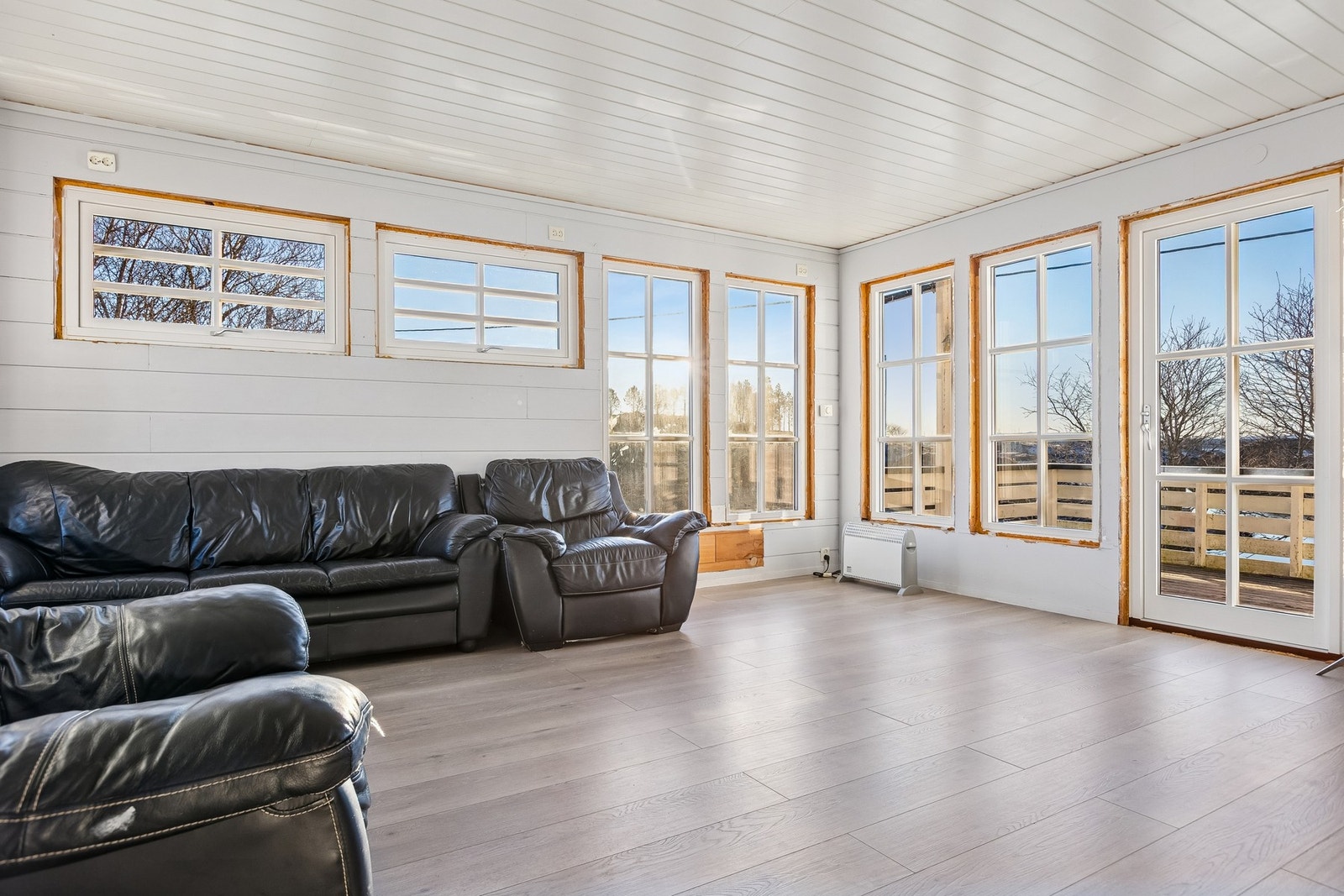 Her har man blant annet god plass til sofagruppe, spisebord, oppbevaringsmøblement m.mm Galleribilde