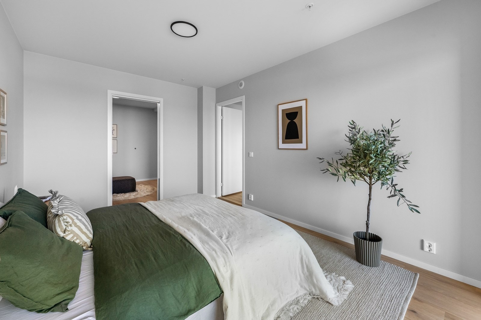 Det er god plass til dobbeltseng og tilhørende soveromsmøblement. Galleribilde