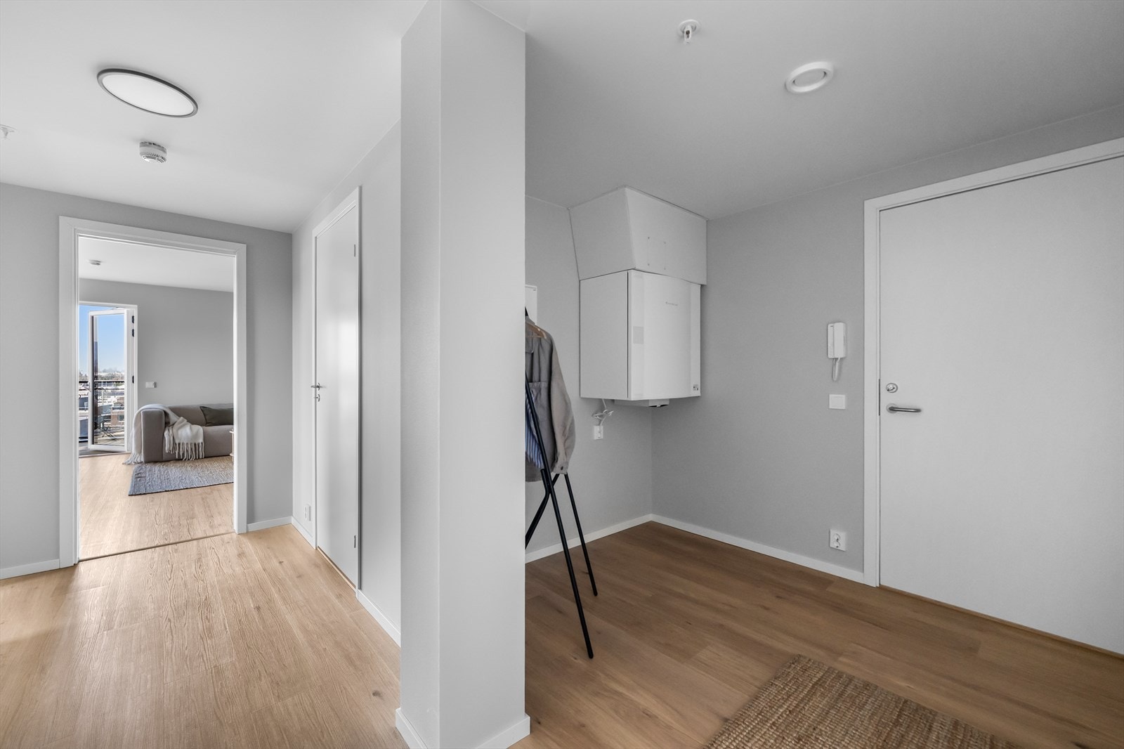 Du kommer inn i et romslig inngangsparti, med god plass til garderobeløsning og entrémøblement. Galleribilde