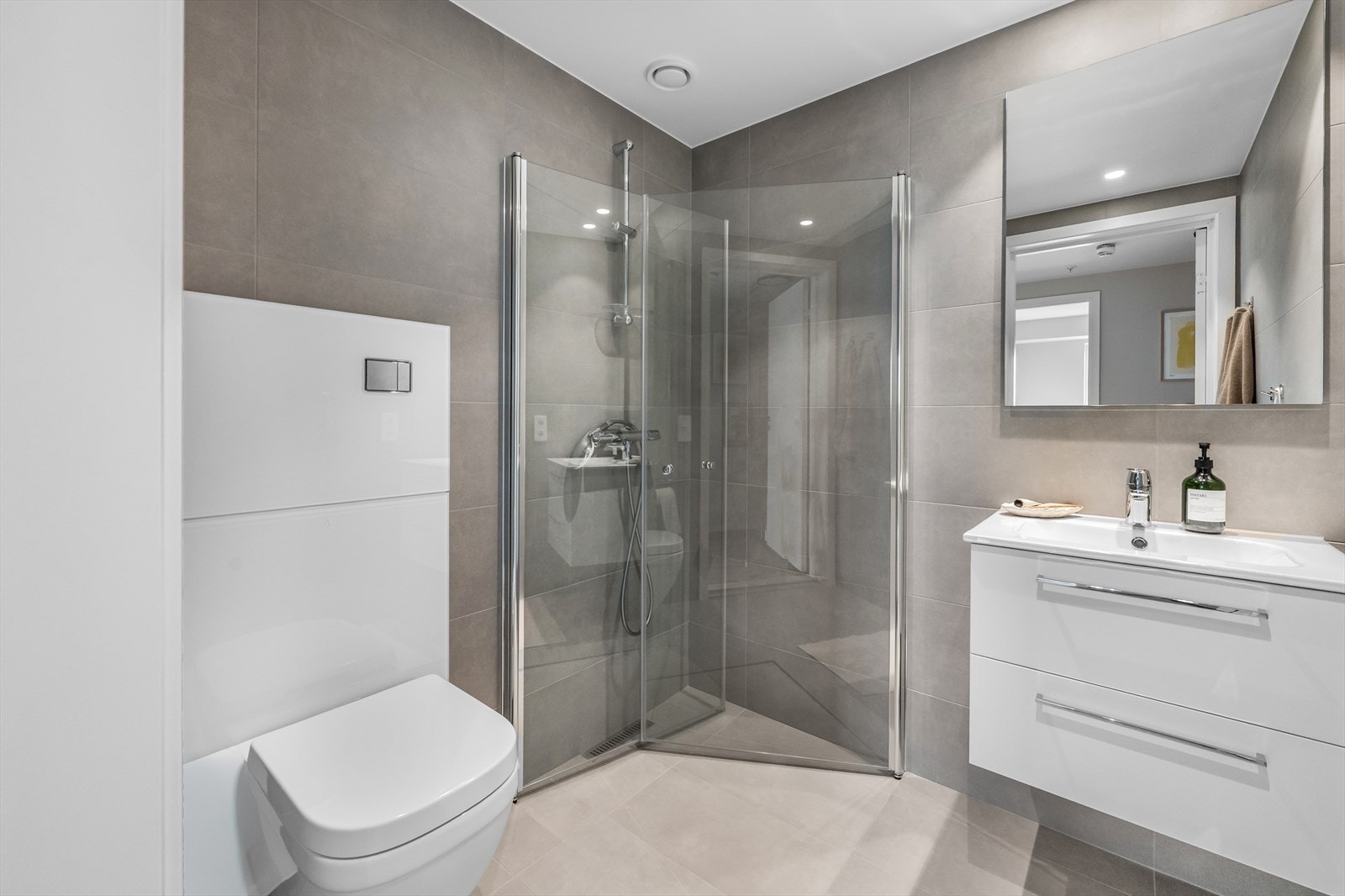 Leiligheten byr på to komplette baderom. Galleribilde