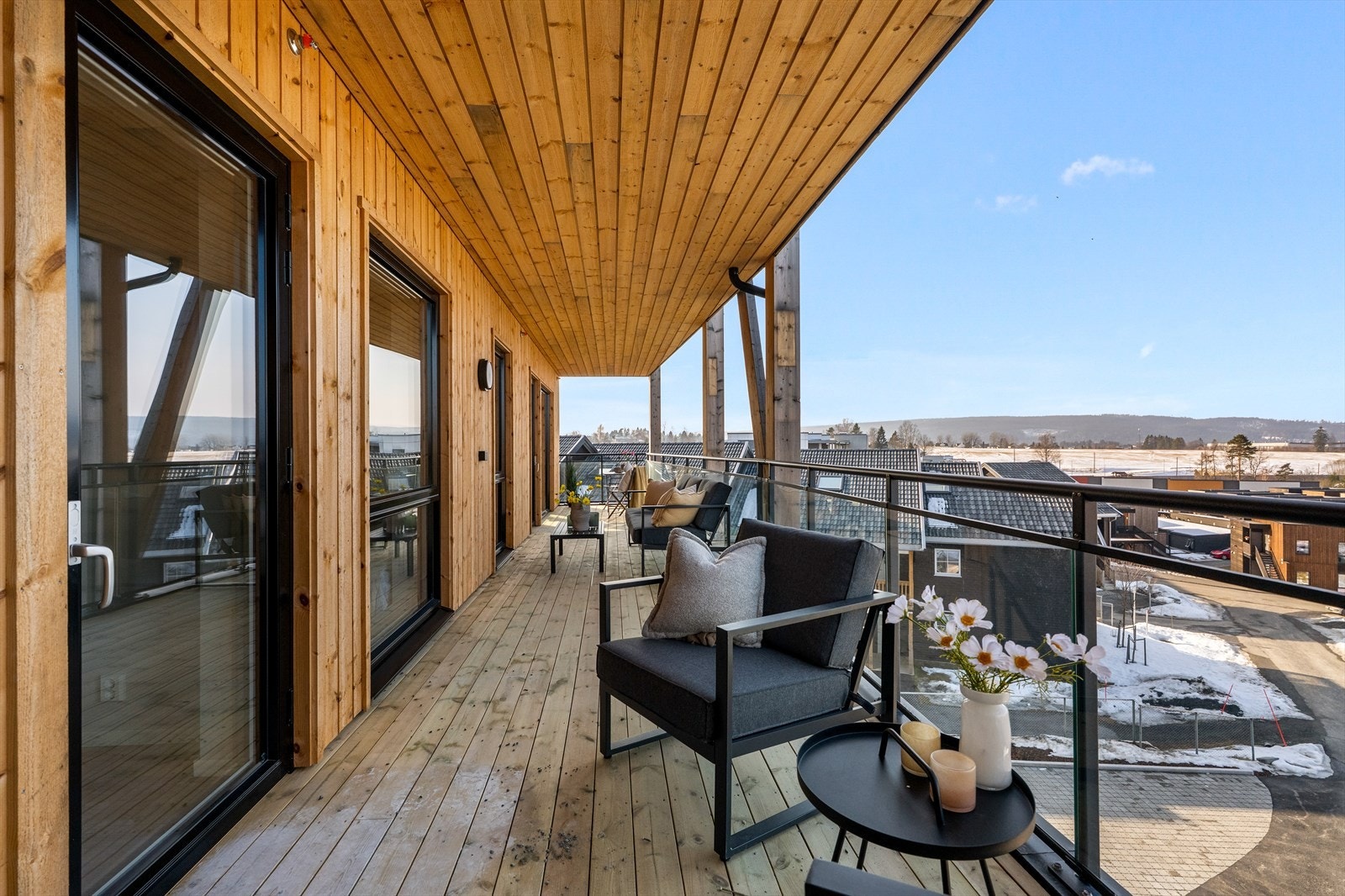 Balkongen er av god størrelse, hvor du har flott utsyn over omgivelsene. Galleribilde