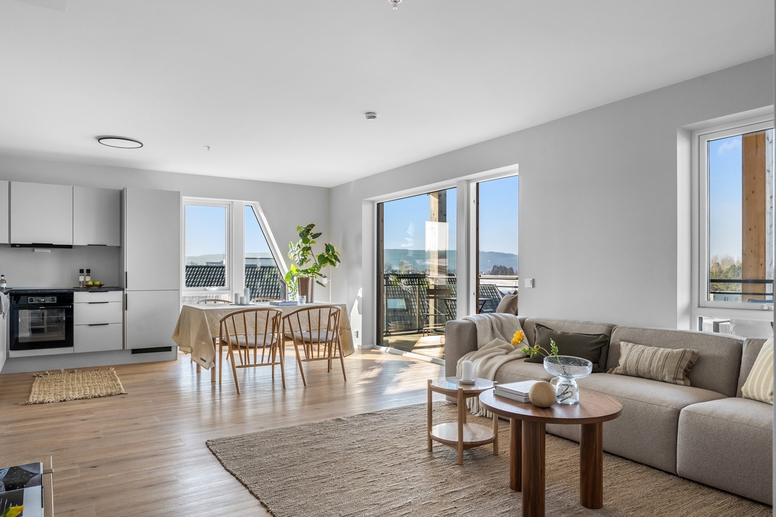 Spisestuen har sin naturlige plassering ved kjøkkenet. Galleribilde