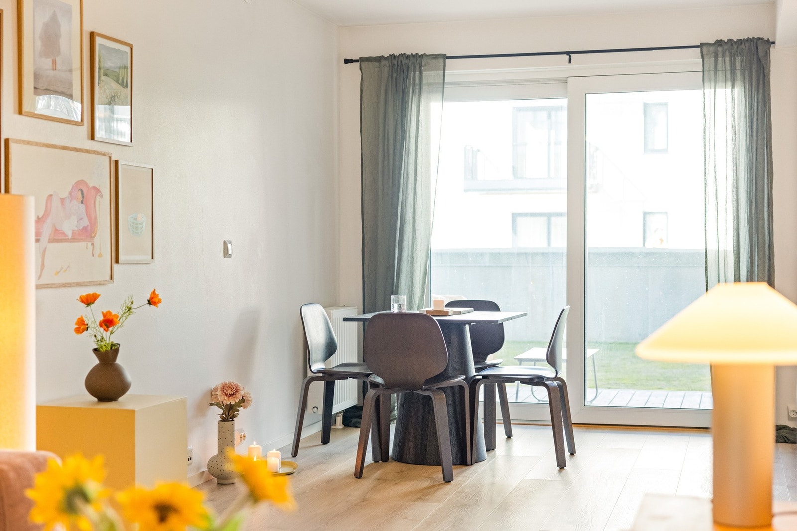 Store vindusflater bidrar til rikelig med lysinnslipp. Galleribilde