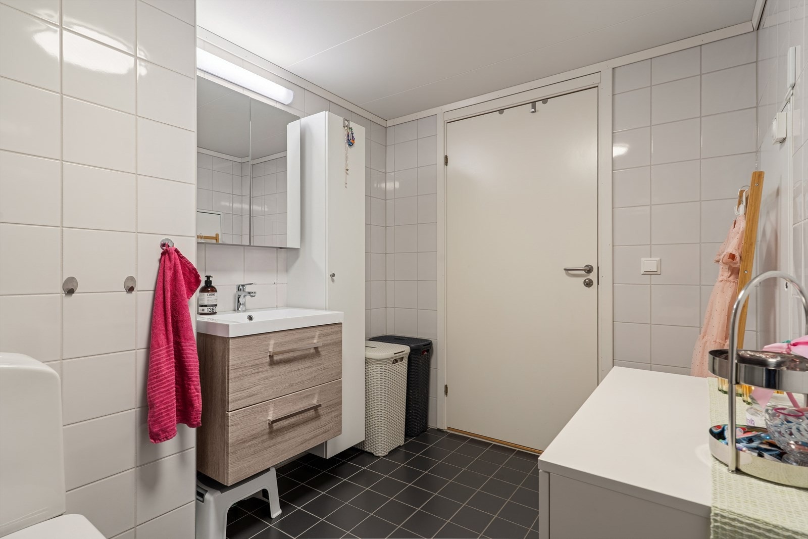 Moderne, helfliset baderom med gulvvarme. Galleribilde