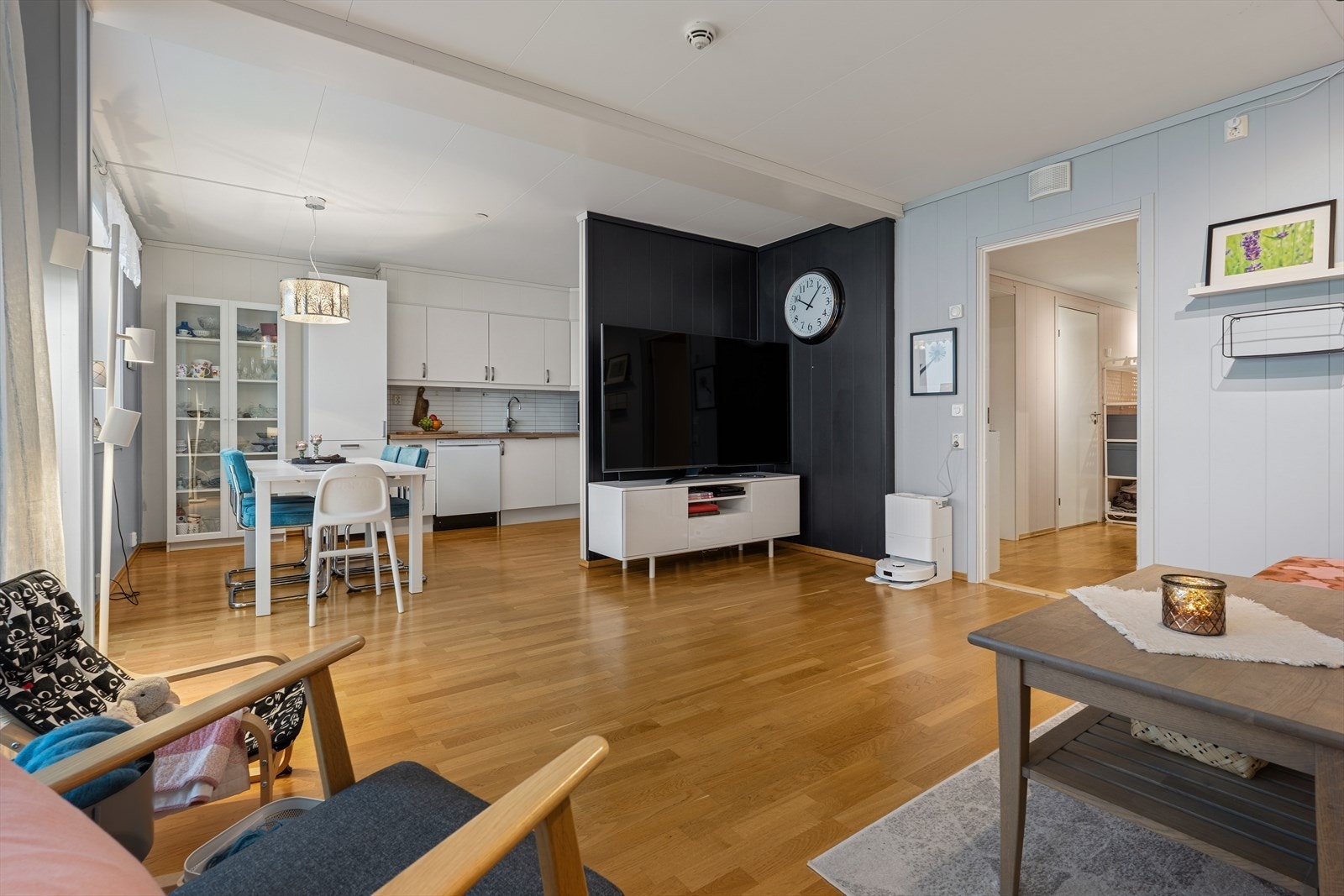Leiligheten har en praktisk planløsning som inneholder entré, bad, stue/kjøkken i åpen løsning, innvendig bod og to romslige soverom. Galleribilde